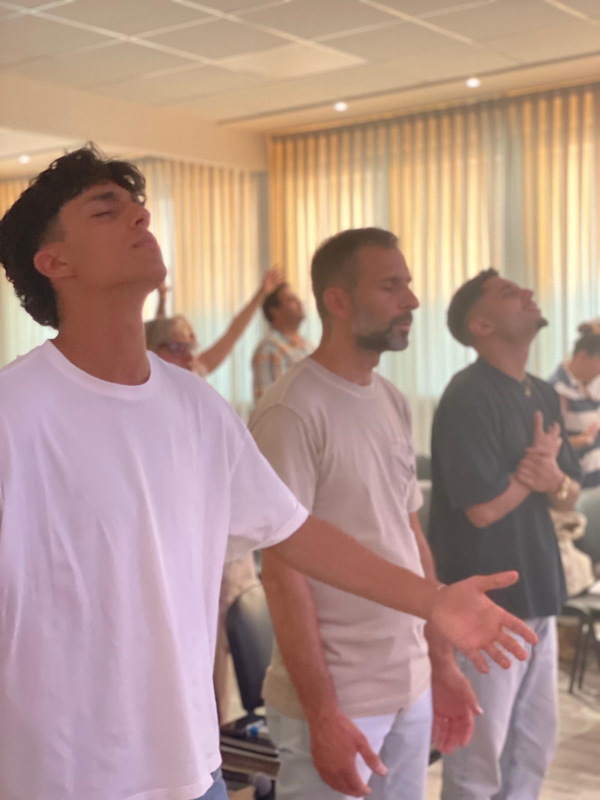 Comunità JCFAN durante un momento di adorazione e lode