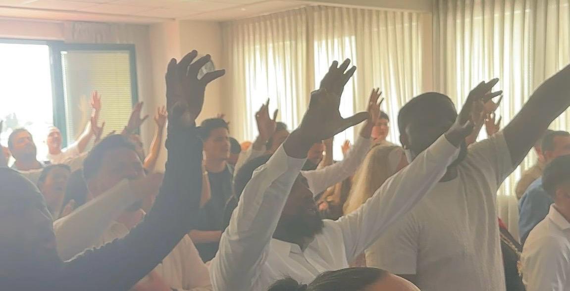 Momento di adorazione e lode nella comunità JCFAN